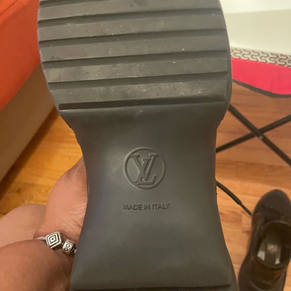 Louis Vuitton - Picture 4 of 8